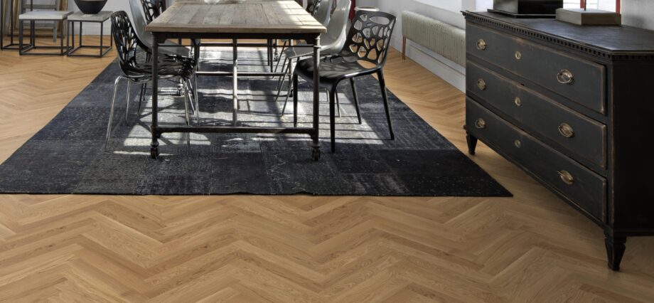 Herringbone floor Bauwerk Monopark Oak Rustic 45 Oil Waxed installed on dining room floor