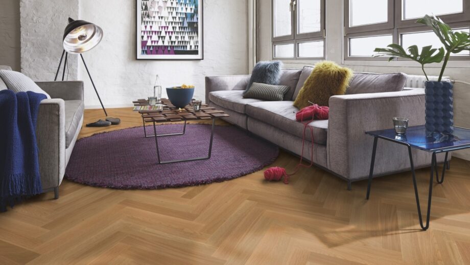 Herringbone engineered wooden floor Bauwerk Monopark Oak Nature 14 matt lacquered, sorting and tone: A balanced and harmonious oak selection with natural tones and minimal knots. The matt lacquered finish highlights the natural beauty of oak while providing durable protection.