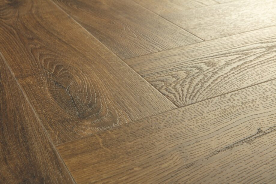 LVT kalasaba parkett quick-step Pristine fal oak brown SGHBC10334 sorteeringu ja tooni kirjeldus lähivaates