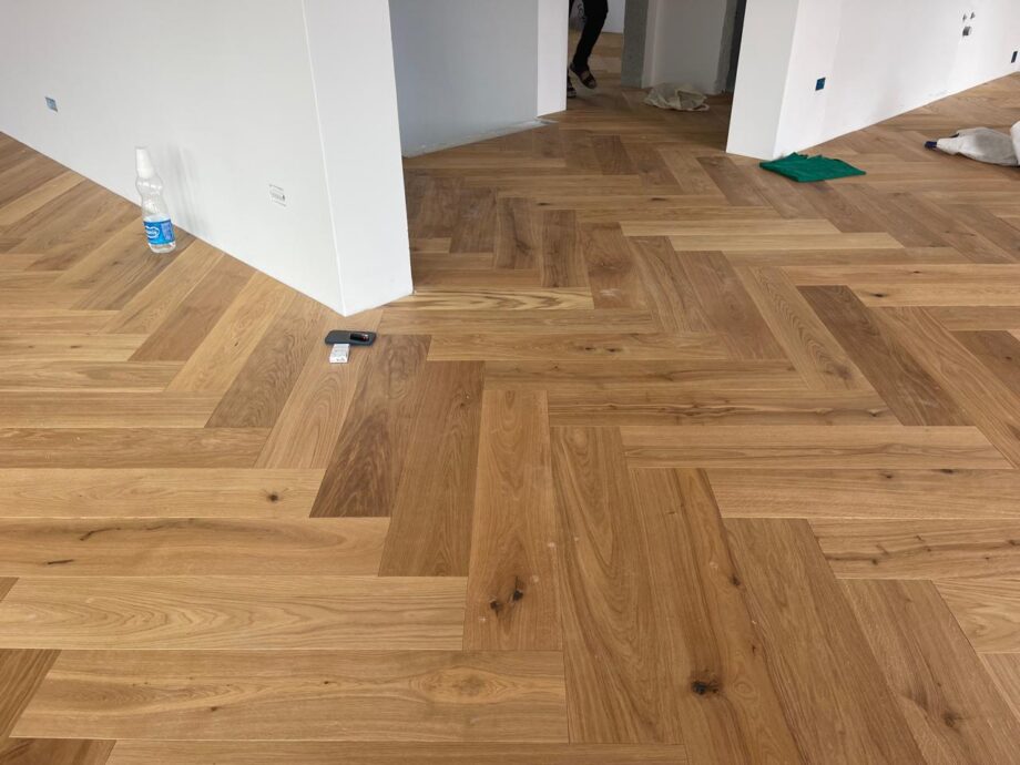 Herringbone parquet flooring Oak Rustic oil-waxed 105mm – view 6 Herringbone parquet flooring Oak Rustic oil-waxed 105mm – 6