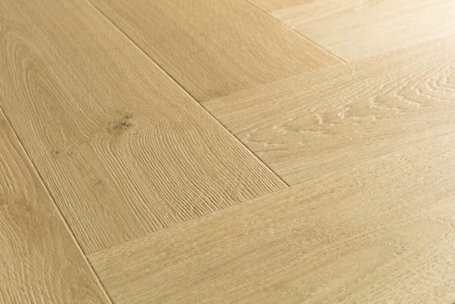 herringbone-laminate-floors-quick-step-impressive-design-gardamom-oak Herringbone laminate floors Quick Step Impressive Design Gardamom Oak, light brown oak tone with a uniform and natural grain pattern