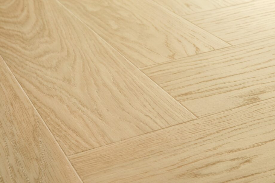 Kalanruotovinyyli Quick Step Ciro Pure Oak Blush – lämminsävyinen vaalea tammi, jossa on hienovaraisesti harjattu pinta ja luonnollinen puunsyykuvio. Hillitty ja elegantti sävy luo pehmeän ja modernin ilmeen skandinaaviseen sisustukseen.