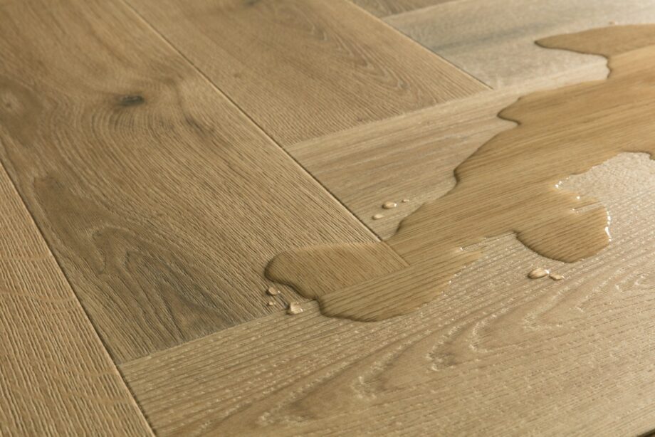 Klasaba laminaat Quick-Step Impressive Design Charred Oak tooni ja disaini kirjeldus. Laminaatparketil on vee lo