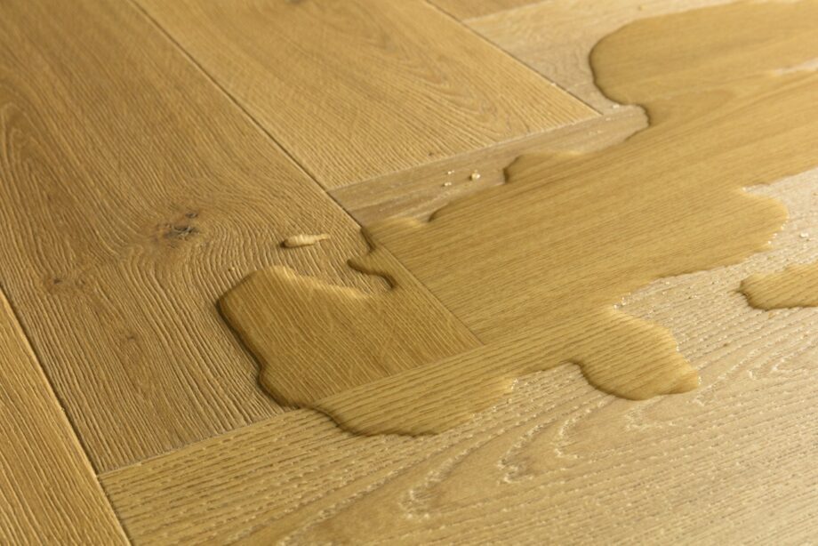 laminaatparkett-kalasaba-quick-step-impressive-esign-cumin-oak Laminaatparkett kalasaba Quick-Step Impressive Design Cumin Oak naturaalne toon ja sorteering. Veelomp laminaadil viitamaks selle veekindlusele.