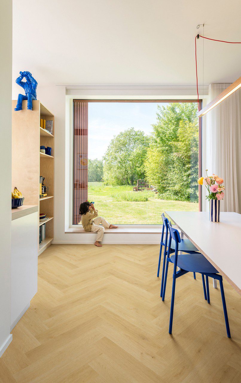 Laminate floor Quick-Step Impressive Design Nutmeg Oak installed on kitchen floor