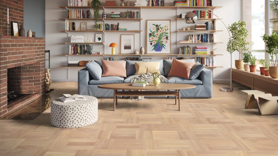 parkettboden-tarkett-grace-eiche-era-ultra-mattlack Parkettboden Tarkett Grace eiche Era ultra mattlack im wohnzimmer verlegt kamin sofa und buecherregal