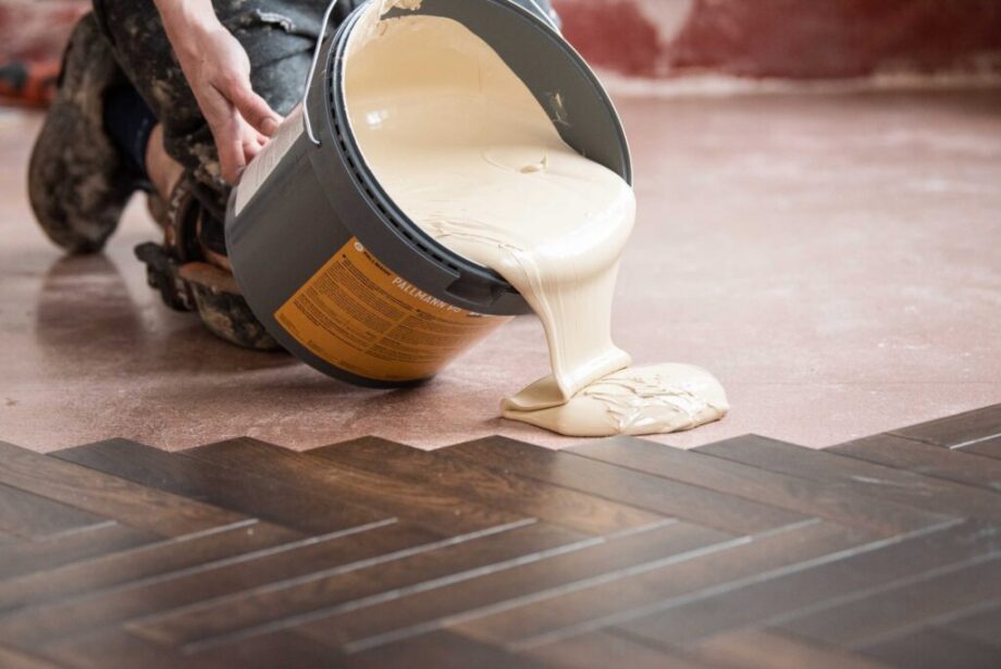 wood-floor-adhesive-pallmann-p5 Wood floor adhesive Pallmann P5 pouring onto the floor