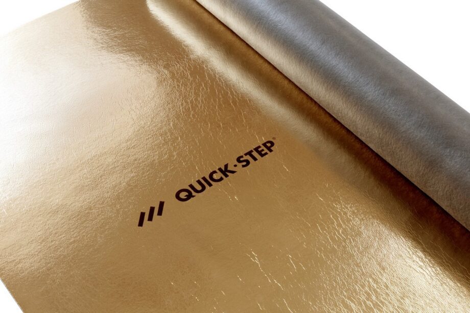 подложка-под-ламинат-и-паркет-quick-step-silentwalk Подложка под ламинат и паркет Quick Step Silent Walk с золотистой пароизоляцией. Рулон наполовину развернут на черновом полу.