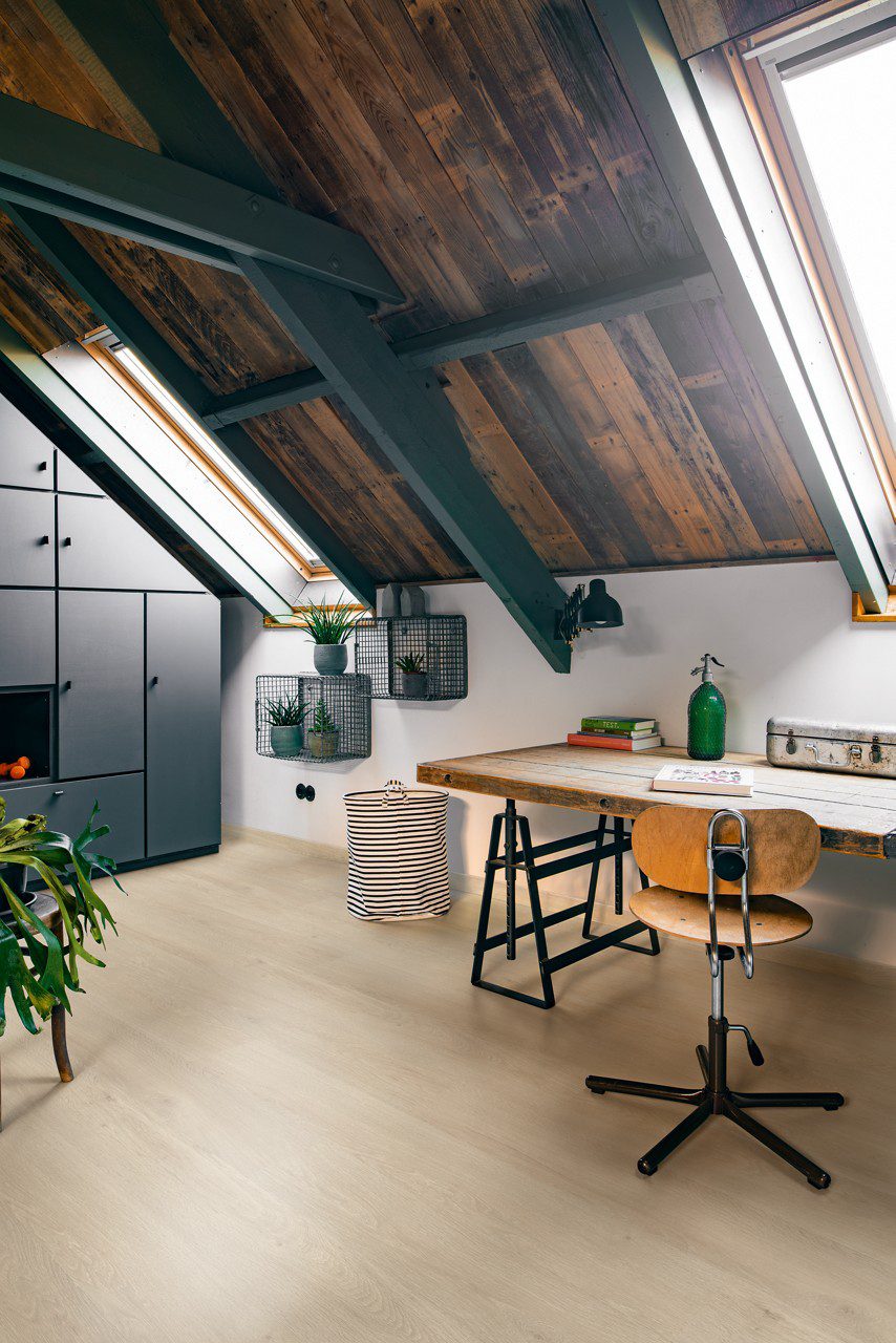 Klick Vinylboden Quick Step Bloom Sea Breeze Oak Beige im Homeoffice verlegt, Schreibtisch, Schränke und Dachfenster.