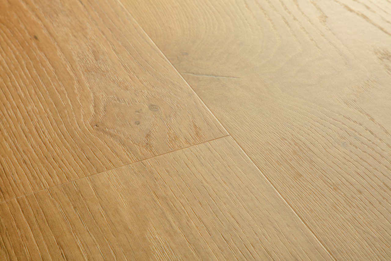 LVT parkett Quick-Step Blos Coast tamm honey naturaalse tamme tooni ja faastitud tammest põrandalaud disainiga.