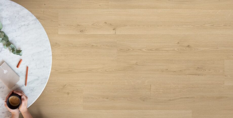 lvt-quick-step-bloom-botanic-beige (2) LVT Quick-Step Bloom Botanic Beige paigaldatud põrandale. Valgest marmorist tasapinnaga laud.