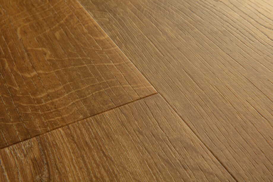 vinuulparkett-quick-step-bloom-autumn-oak-brown Vinüülparkett Quick Step Bloom Autumn Oak Brown, soe tammepruun toon ja naturaalne puidusüü muster.