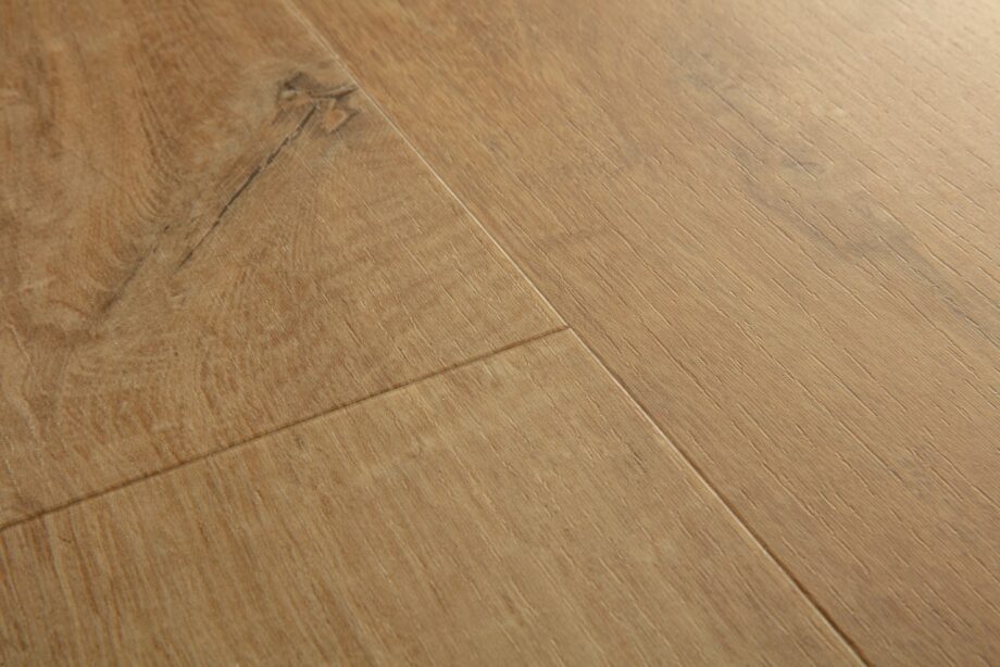 Vinyylilankku Quick Step Bloom Cotton Oak Natural, luonnollinen tammen sävy ja lankkudesign.