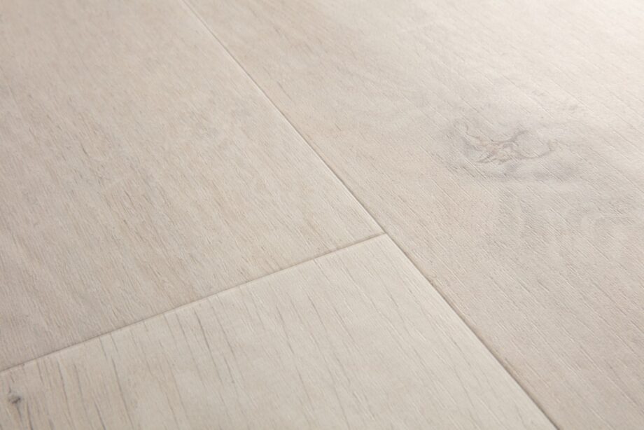 vinyylilankku-quick-step-bloom-cotton-oak-white-blush Vinyylilankku Quick Step Bloom Cotton Oak White Blush, erittäin vaalea valkobeige tammen sävy kevyellä punertavalla vivahteella ja lankkudesign.