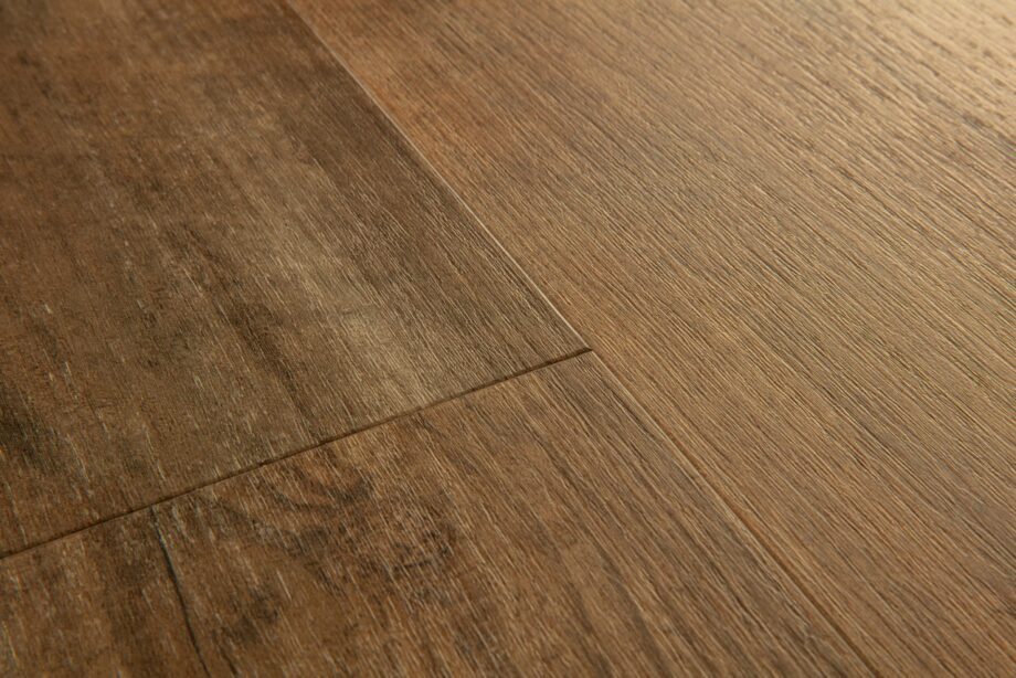 Vinyylilankku Quick Step Bloom Sundown Pine, lämmin kullanruskea mäntysävy ja lankkudesign.