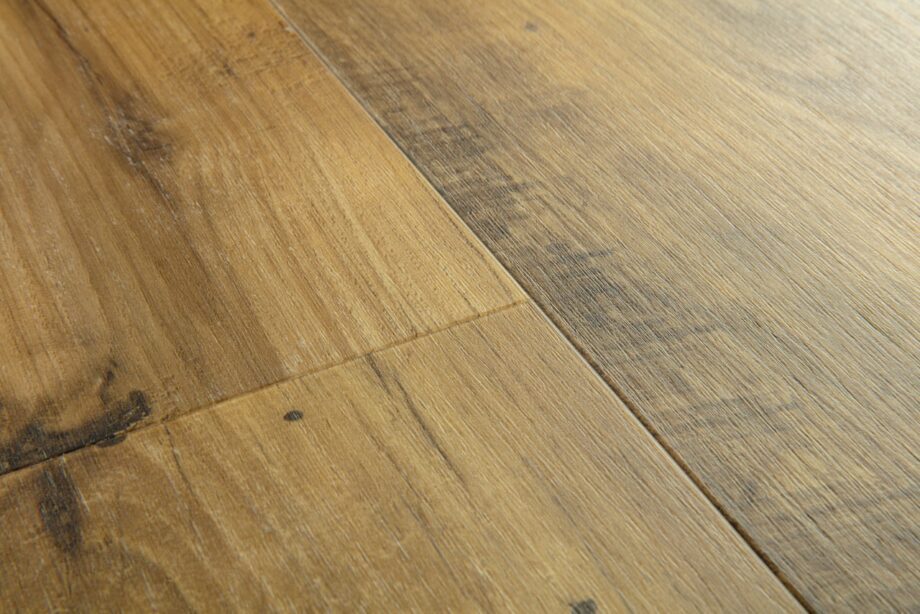 vinyylilankku-quick-step-blos-vintage-chestnut-natural Vinyylilankku Quick Step Blos Vintage Chestnut Natural asennettu lattialle luonnollinen kastanjanruskea sävy lämmin ja ajaton puukuosi elävä puunsyy ja kevyt sävyvaihtelu vinyylilattia sisustuksessa