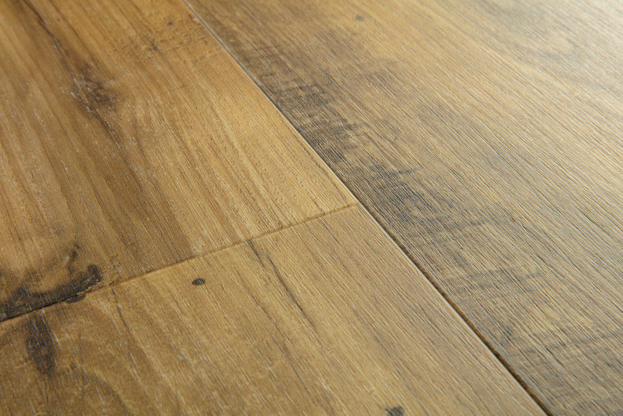 Vinyylilankku Quick Step Blos Vintage Chestnut Natural asennettu lattialle luonnollinen kastanjanruskea sävy lämmin ja ajaton puukuosi elävä puunsyy ja kevyt sävyvaihtelu vinyylilattia sisustuksessa