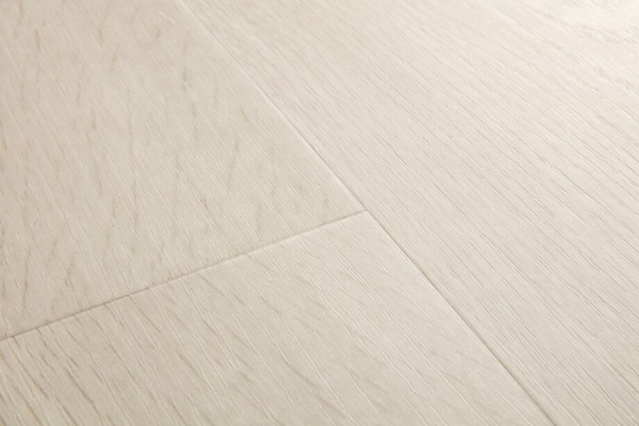 vinyylilattia-quick-step-bloom-sea-breeze-tammi-light Vinyylilattia Quick Step Bloom Sea Breeze Tammi Light, erittäin vaalea tammen sävy ja lankkudesign.