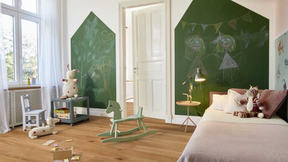 laudparkett-bauwerk-casapark-tamm-46-faasitud-harjatud-matt-lakk Laudparkett Bauwerk Casapark tamm 46 faasitud, harjatud ja matt lakitud paigaldatud lastetoa põrandale. Lastevoodi mänguasjaga, kiikhobune, laud, pink ja seintel rohelised tahvlid millele kriitidega joonistatud.
