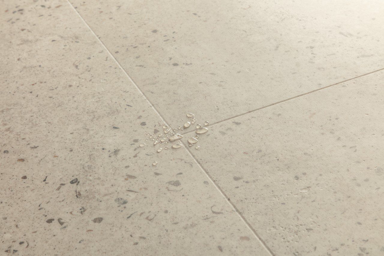 LVT parkett Quick-Step Illume Oyster concrete helehalli tooni ja säbrulise betooni immitatsooniga.