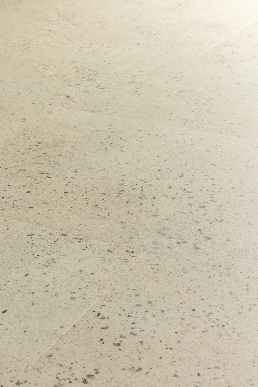 LVT parkett Quick-Step Illume Pebble concrete heleda tooni ja säbrulise tumedate täppidega betooni disain.