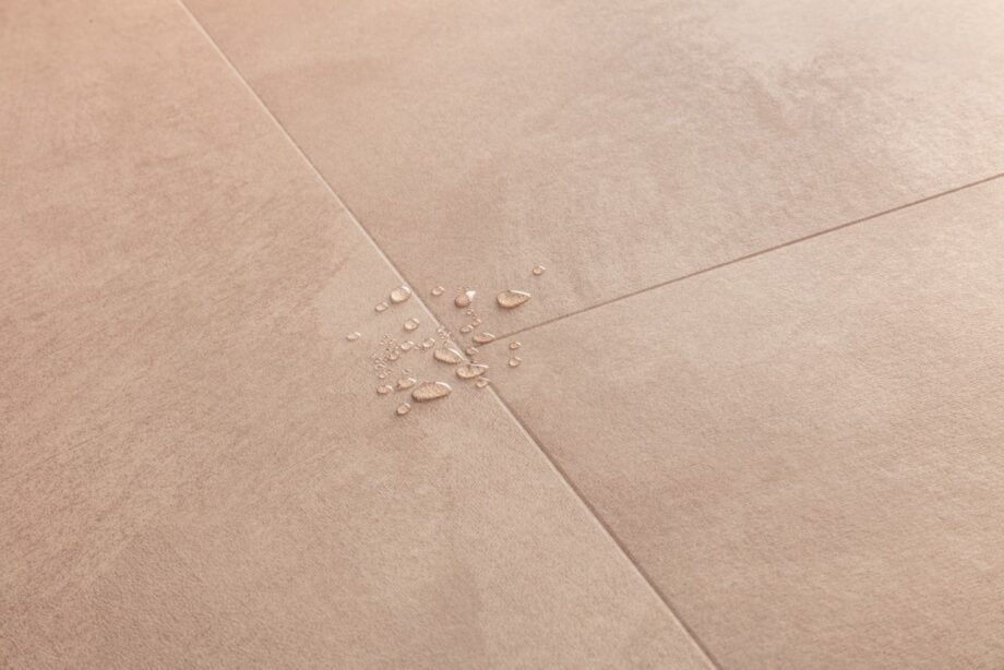 LVT parkett Quick-Step Illume Soft blush roosakas beezhi tooni ja betooni disainiga.