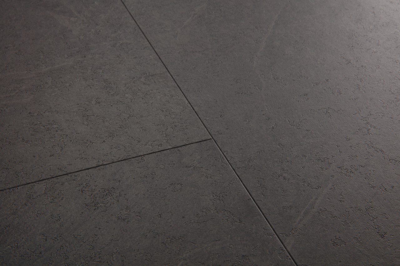 LVT parkett Quick-Step Oro Black Slate looduskivi disaini ja tumehalli tooniga.