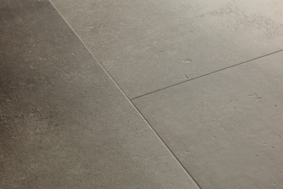 lvt-porandakate-quick-step-illume-cloudy-grey LVT põrandakate Quick-Step Illume Cloudy concrete grey tumehalli tooni ja betooni disainiga. Faasid 4 küljes.