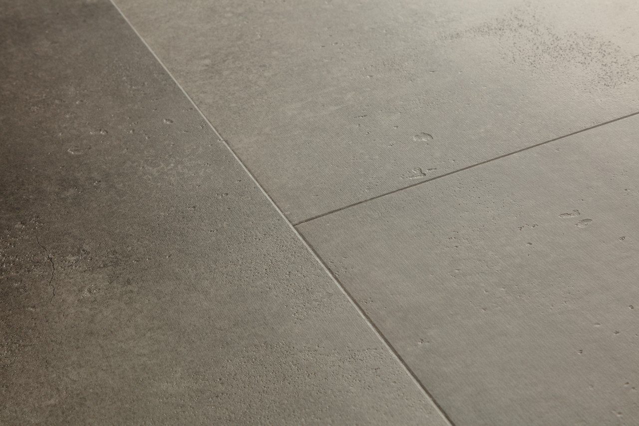 LVT põrandakate Quick-Step Illume Cloudy concrete grey tumehalli tooni ja betooni disainiga. Faasid 4 küljes.