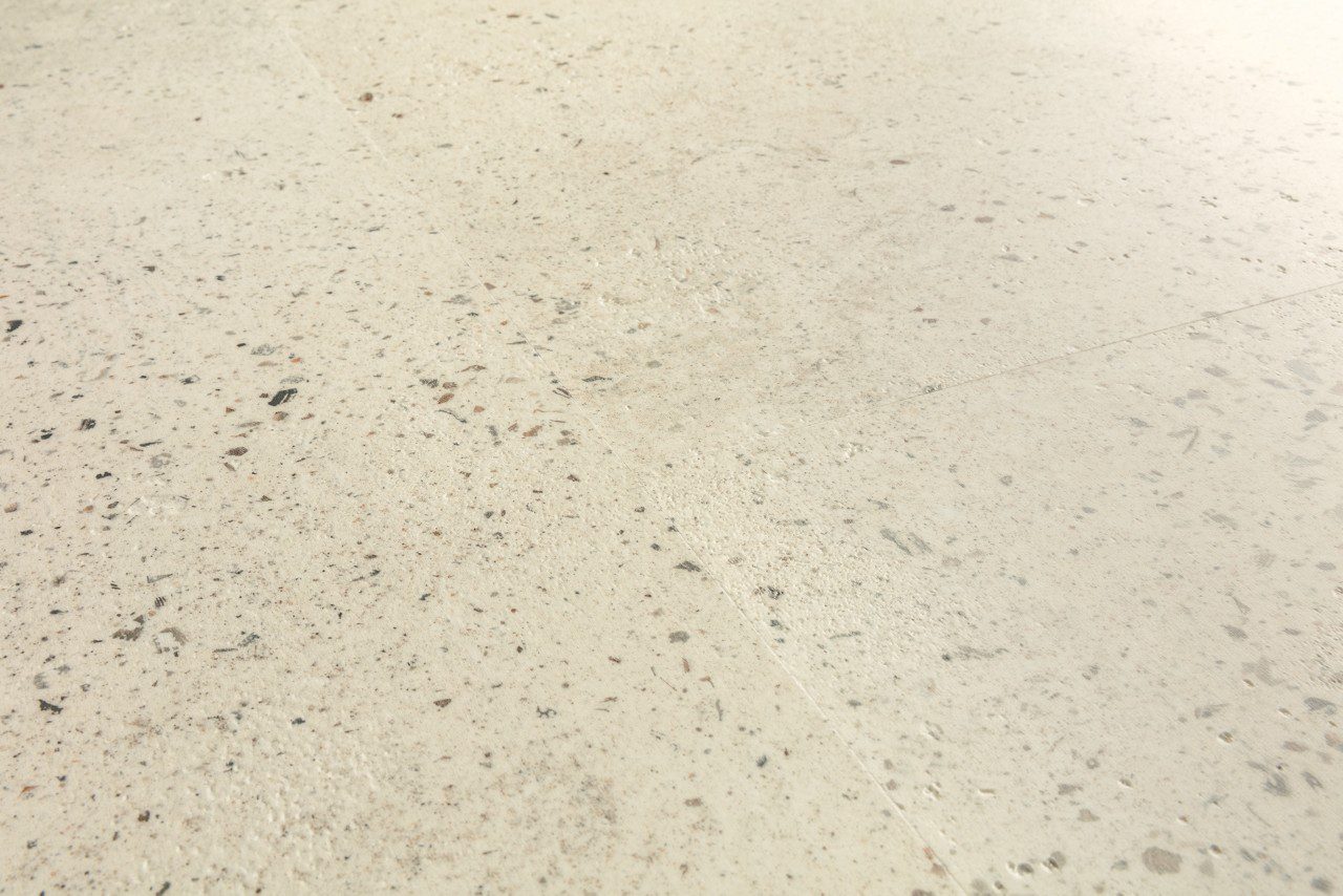 LVT põrandakate Quick-Step Illume Pebble concrete heleda tooni ja säbrulise betooni disainiga.
