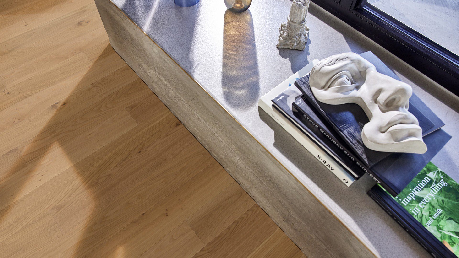 Parkettilattia Bauwerk Boen Casapark Budget Cut tammi 35, harjattu ja mattalakattu, asennettuna olohuoneen lattialle – luonnollinen, lämminsävyinen tammensävy ja kevyesti rustiikkinen sorteerus (maltillisesti oksakohtia ja hienovaraista sävyvaihtelua). Harjattu pinta korostaa puun aitoa tekstuuria.