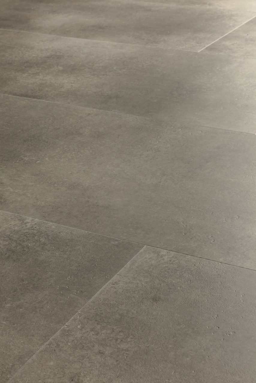 Vinüülparkett Quick-Step Illume Cloudy concrete tumehalli tooni ja betooni disainiga. Põrandaplaadid on 4 küljest faasitud.