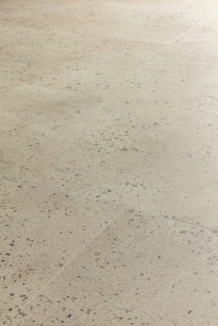 Vinüülparkett Quick-Step Illume Oyster concrete helehalli tooni ja betooni disainiga.