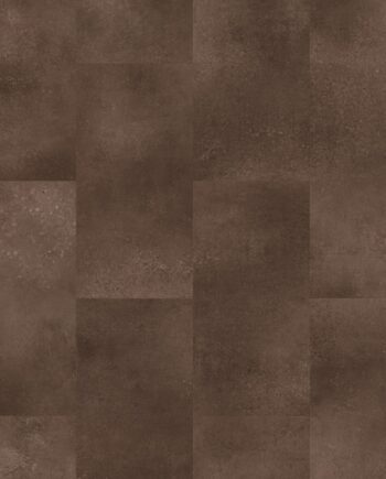 Vinyylilaatta Quick Step Oro Cinnamon Rock asennettu lattialle lämmin kanelinruskea kivisävy luonnollinen kivikuosi hienovarainen struktuuri ja rauhallinen sävyvaihtelu moderni ja kestävä vinyylilattia sisustuksessa