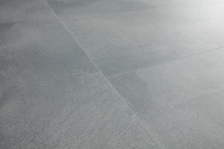 vinyylilattia-quick-step-illume-soft-sky Vinyylilattia Quick-Step Illume Soft Sky asennettuna kodin lattialle – vaalea, raikas harmaansininen sävy ja hillitty kivimäinen/betonimainen design hienovaraisella tekstuurilla.