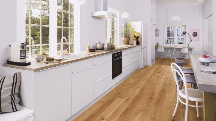 wooden-floor-bauwerk-casapark-oak-46-bevelled-brushed-matt-lacquered Wooden floor Bauwerk Casapark Oak 46 bavelled, brushed and matt lacquered installed on kitchen floor. Kitchen furniture, dining table.