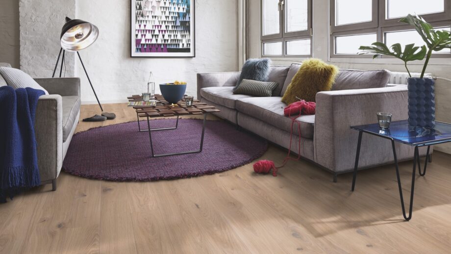 laudparkett-bauwerk-casapark-tamm-46-crema-harjatud-bprotect Laudparkett Bauwerk Casapark tamm 46 Crema harjatud ja heleda Bprotect lakiga viimistletud. Parkett on paigaldatud elutoa põrandale. Kaks diivanit ja disainer diivanilaud millel kauss kartulikrõpsudega, veepudel ja veeklaasid.