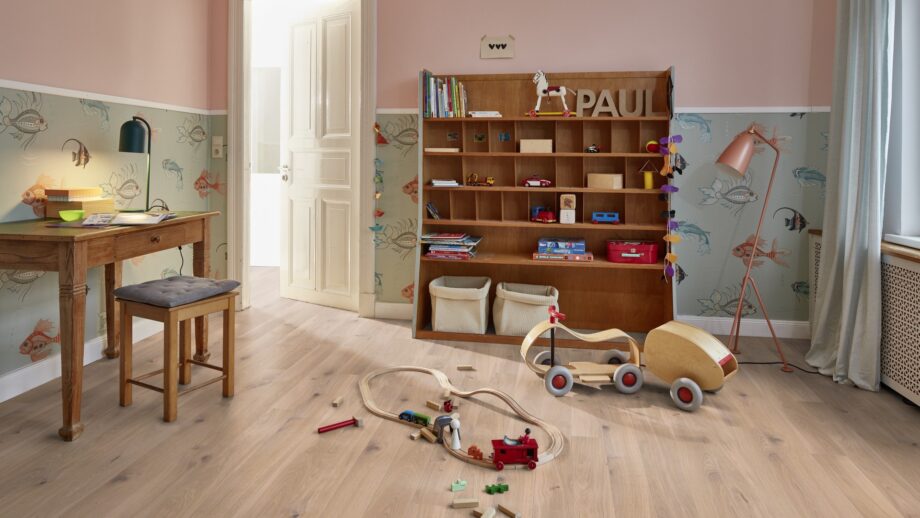 parkett-bauwerk-casapark-tamm-46-crema-harjatud-bprotect Parkett Bauwerk Casapark tamm 45 Crema harjatud Bprotect ultra matt lakk paigaldatud lastetoa põrandale.