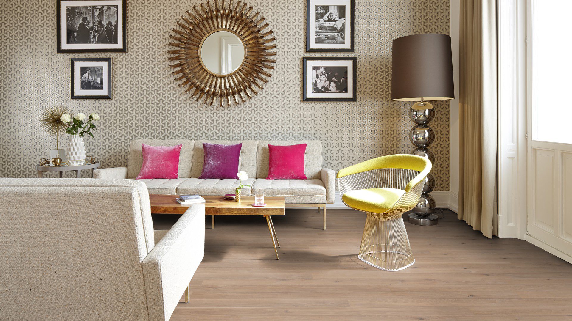 Parkettilattia Bauwerk Tammi 35 Crema harjattu B-Protect asennettuna olohuoneen lattialle – sohvat, sohvapöytä ja keltainen nojatuoli; vaalea, pehmeän lämmin tammen sävy ja luonnollisen rauhallinen puukuvio.