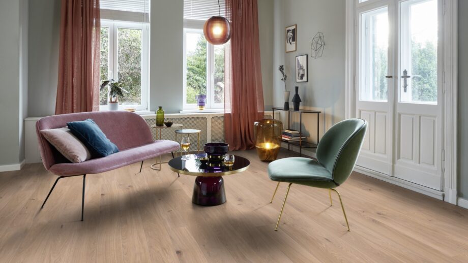 puitparkett-bauwerk-casapark-tamm-46-crema-harjatud-bprotect Puitparkett Bauwerk Casapark tamm 46 Crema harjatud heleda Bprotect ultra mattlakiga viimistletud paigaldatud elutoa põrandale.
