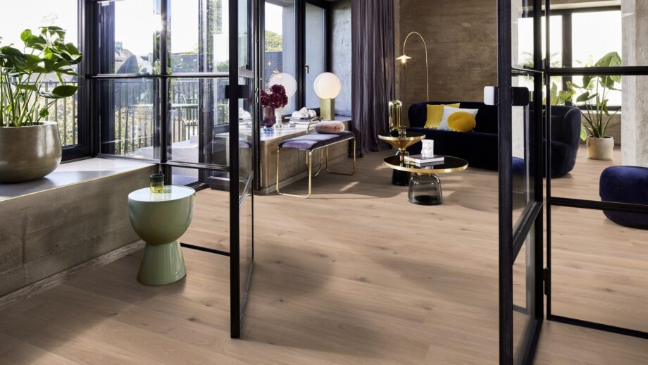 tammeparkett-bauwerk-casapark-tamm-46-crema-harjatud-bprotect Tammeparkett Bauwerk Casapark tamm 46 Crema ültra matt lakitud, harjatud paigaldatud modernse elutoa põrandale. Lilla diivan