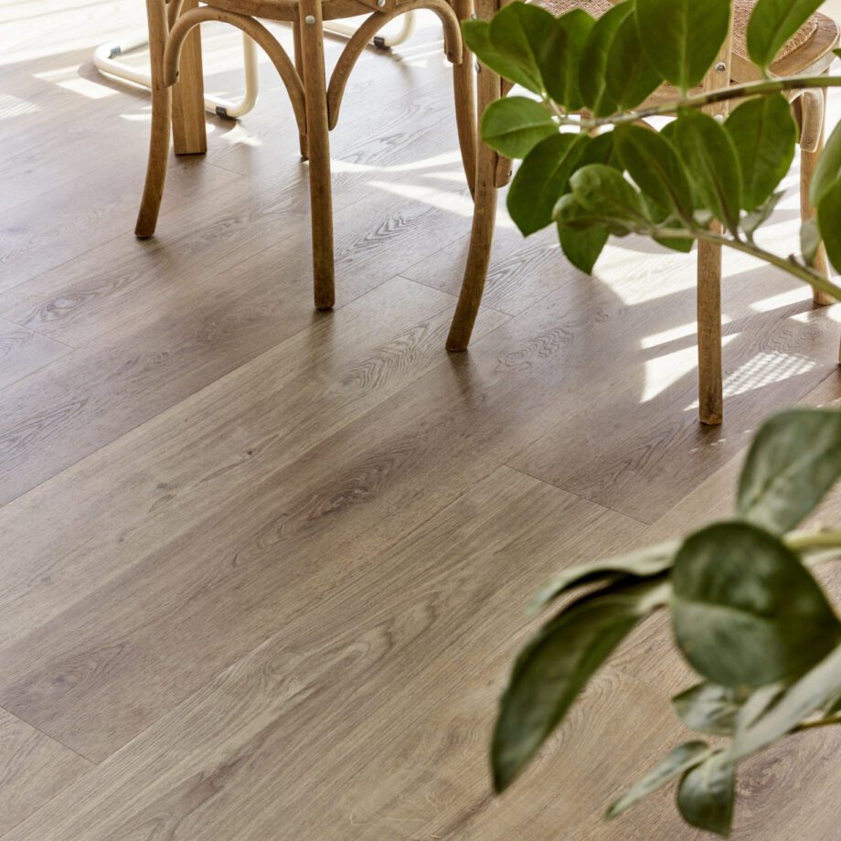 Tugevdatud südamikuga LVT vinüülparkett Floorify Long Plank Cohiba F021