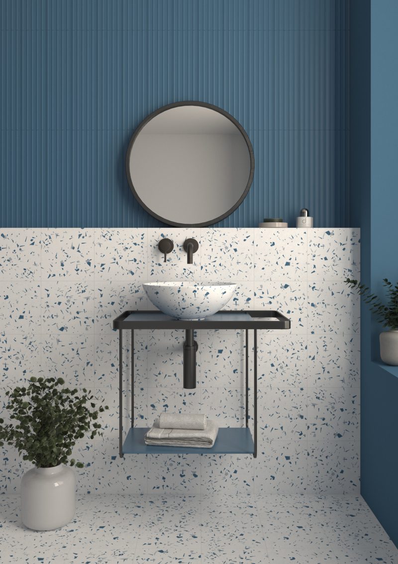 Värviline terrazzo-mustriga keraamiline plaat Dune Fragmenta Azul – interjöör