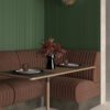 Värviline terrazzo-mustriga keraamiline plaat Dune Fragmenta Verde – interjöör