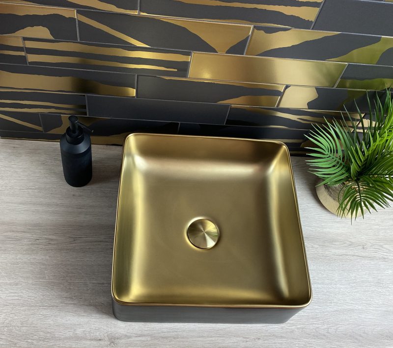 PVD-metallmustriga keraamiline seinaplaat Dune Flat Savannah Black & Gold, 7,5x30 cm, 8 mm, must-kuldne