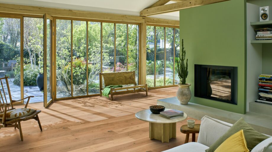 Parkett Tarkett, Grace, Tamm Rustic Plank XT, 1-lip, 2 külge mikrofaas, harjatud 1 Tammeparkett Tarkett Grace Rustic Plank XT elutoas
