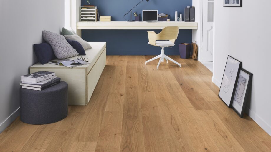 Parkett Tarkett, Shade, Tamm Nutmeg Plank XT, 1-lip, 2 külge mikrofaas, harjatud 5 Tammeparkett Tarkett Shade Nutmeg Plank XT kodukontoris