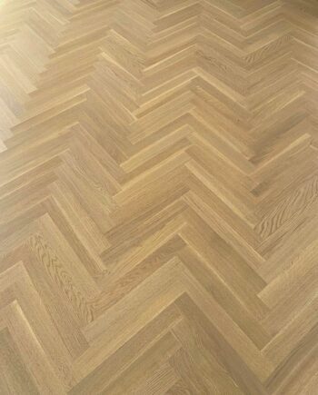 Herringbone parquet Bauwerk Monopark Oak Natur 15 Avorio oil-waxed – close-up of the calm oak grain