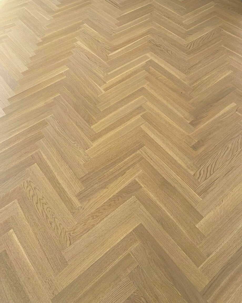 Bauwerk Monopark Oak Natur 15 Avorio laid in herringbone Herringbone parquet Bauwerk Monopark Oak Natur 15 Avorio oil-waxed – close-up of the calm oak grain