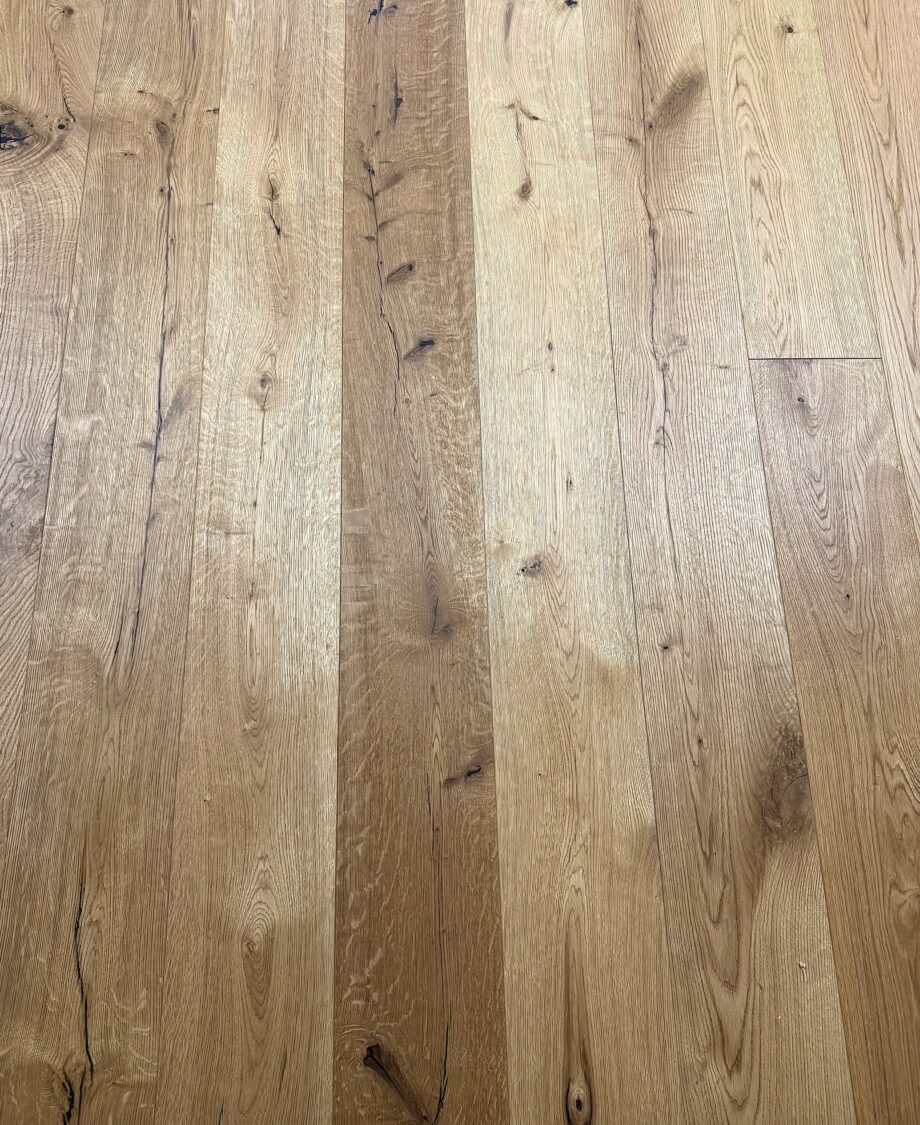 Rustic oak plank parquet – the brushed and oiled surface brings out the natural wood grain. Parquet floor oak Markant 1-strip, bevelled, brushed and oiled, 189 mm, installed – natural tone with lively knots and natural cracks (rustic grade)